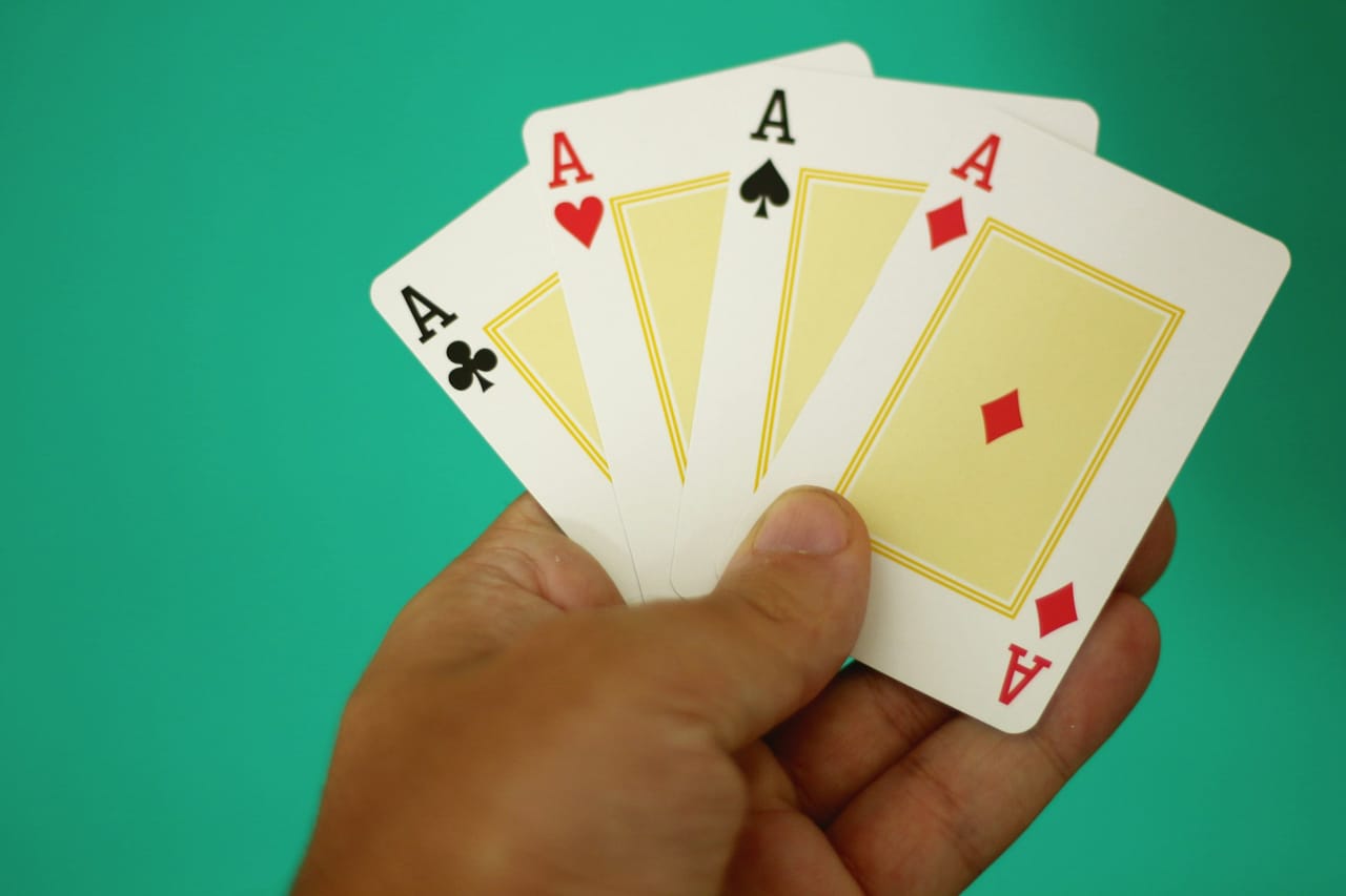 Detail d'un tour de cartes dans la penombre.