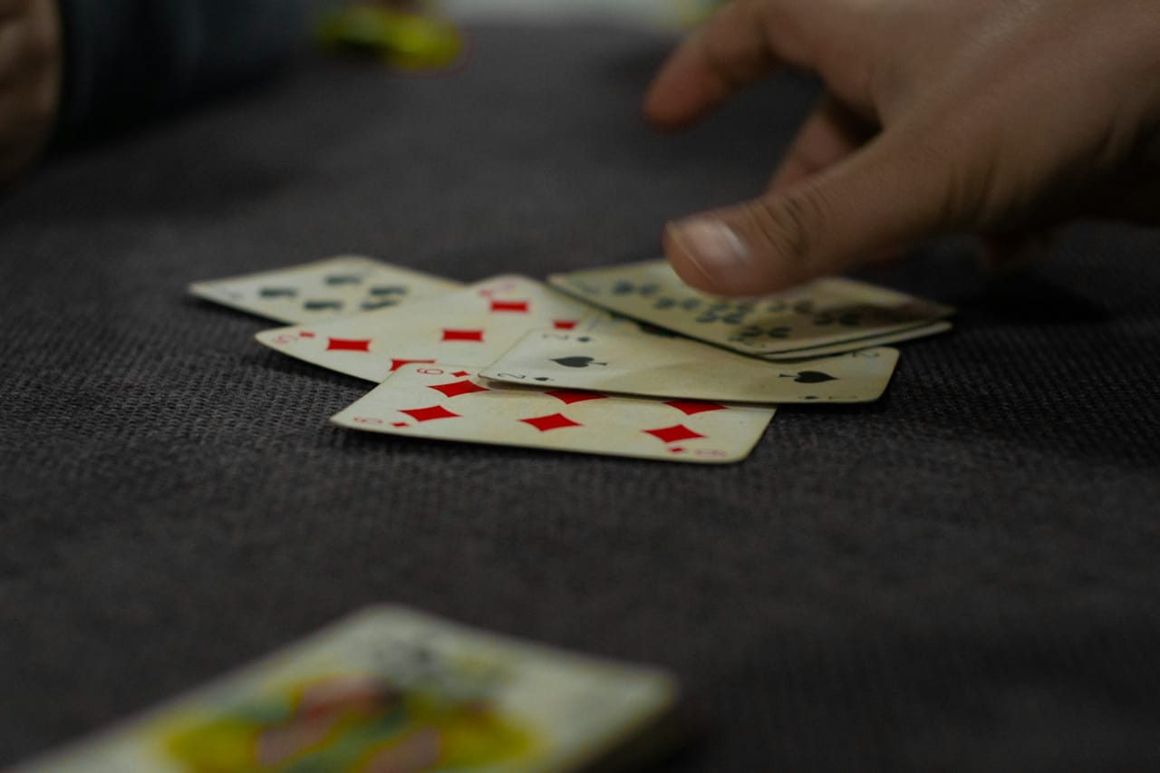 Cartes a jouer mises en valeur par un eclairage tamise.