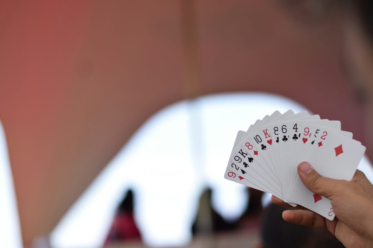 Atmosphere de cabaret de magie, jeu de lumieres sur la scene.