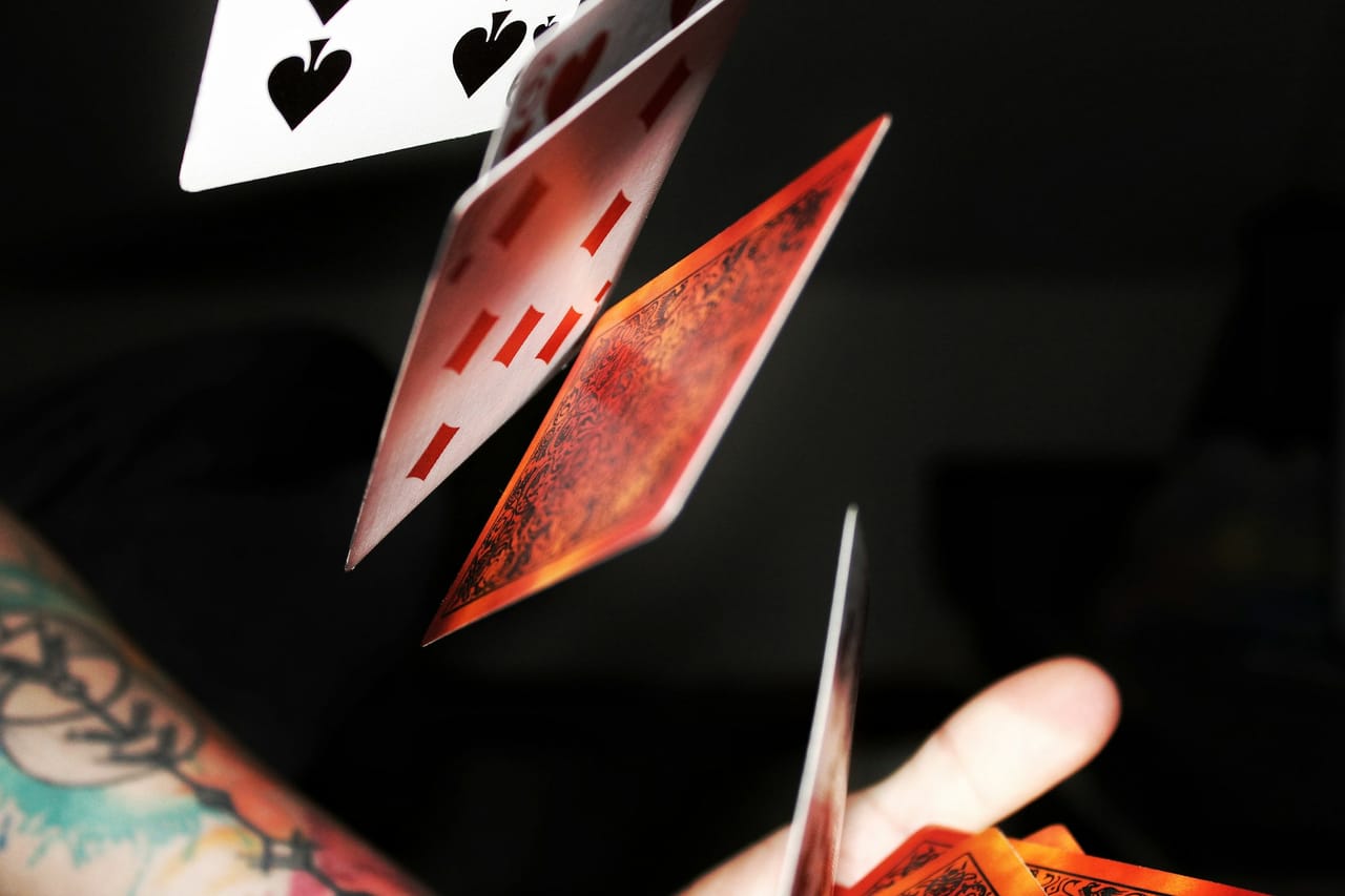 Mains croisees autour d'un objet, mise en scene d'illusionnisme.