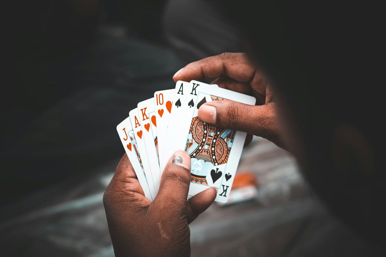Scene de close-up : cartes et objets prets pour un effet.